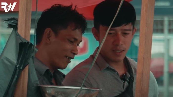 Sosok Pak Maman penjual duku yang dibantu Ruri