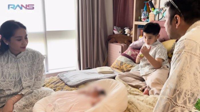 Sosok bayi perempuan Lily di keluarga Raffi Ahmad dan Nagita Slavina jadi sorotan. (YouTube Rans Entertainment)