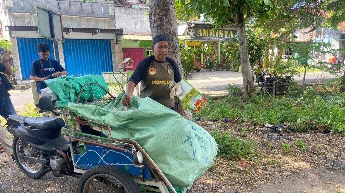 Sosok mbah Tono pemulung di Ponorogo nabung Rp 3 ribu per-hari akhirnya bisa naik haji