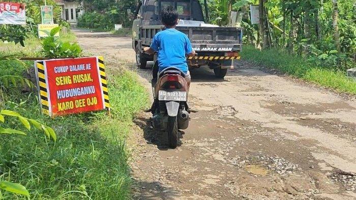Spanduk protes jalan rusak di Desa Senden, Kecamatan Kampak, Kabupaten Trenggalek.