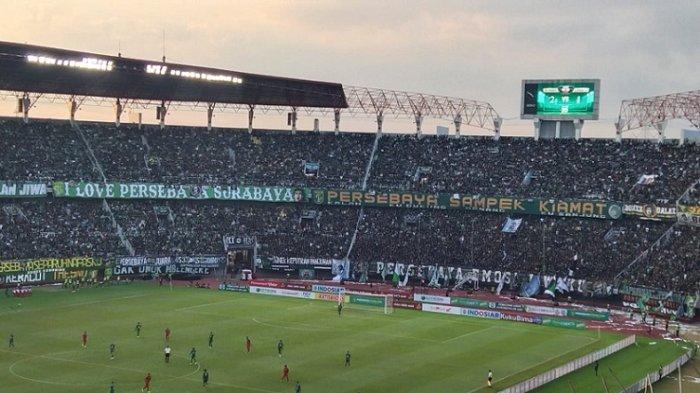 Suasana Stadion Gelora Bung Tomo (GBT) Surabaya saat laga uji coba antara Persebaya Surabaya vs Persija Jakarta, 18 Juni 2023.