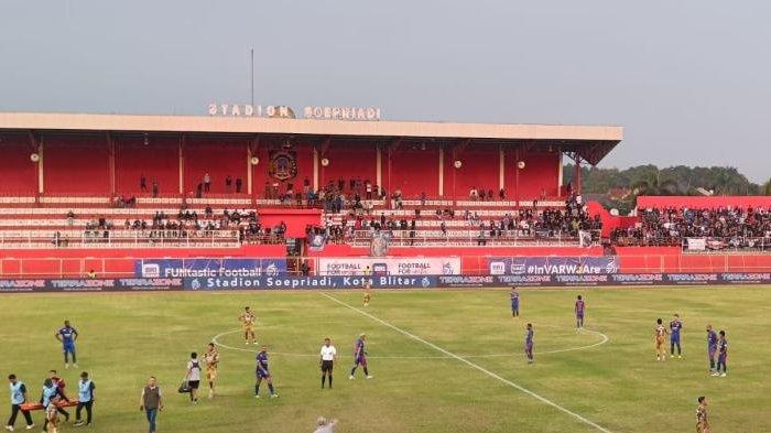 Stadion Soepriadi, Kota Blitar, saat laga Arema FC vs Borneo FC pada 17 Agustus 2024.