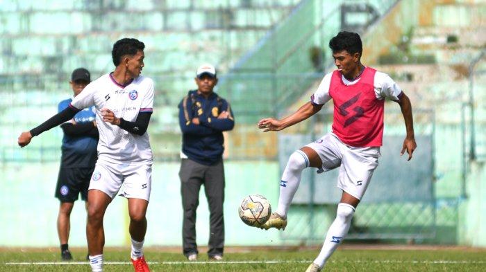 Striker Arema FC, Dedik Setiawan latihan terpisah dari tim di Stadion Gajayana, Kota Malang.