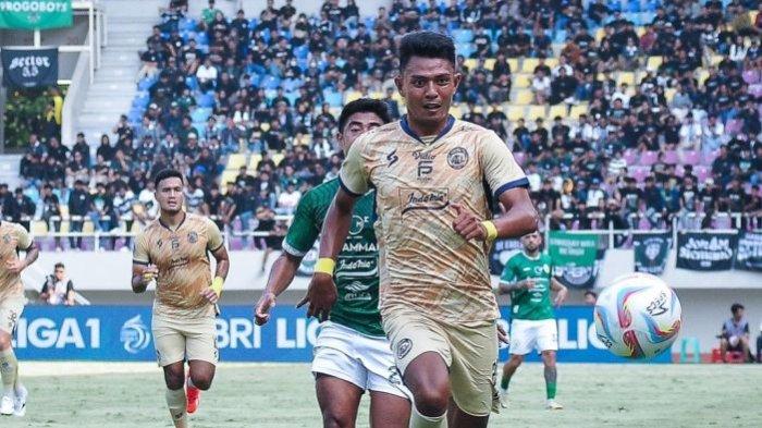 Striker Arema FC Dedik Setiawan saat menghadapi PSS Sleman di pekan 31 Liga 1 2023.