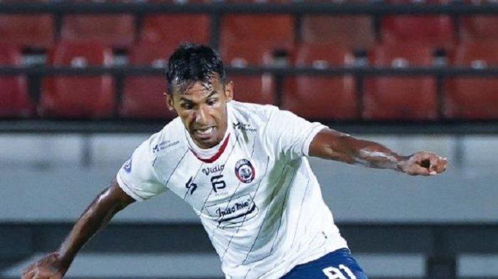 Striker Arema FC Gilbert Alvarez dalam laga melawan Persis Solo, Sabtu (9/12/2023).