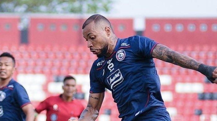Striker Arema FC Gustavo Almeida saat meladeni Persita Tangerang pada pekan 12 Liga 1 2023 di Stadion Kapten I Wayan Dipta, Sabtu (16/9/2023).