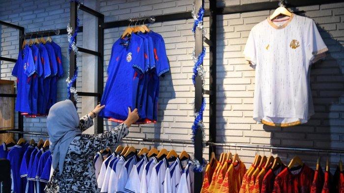 Suasana Arema Store yang menjual jersey Arema FC untuk Liga 1 2024, Kamis (8/8/2024).