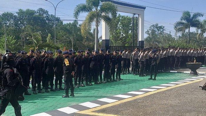 Suasana Pengadilan Negeri Andoolo, Konawe Selatan (Konsel), Provinsi Sulawesi Tenggara (Sultra), jelang sidang guru Supriyani terkait kasus penganiayaan murid, pada Kamis (24/10/2025). Dijaga ketat polisi dan satpol pp.