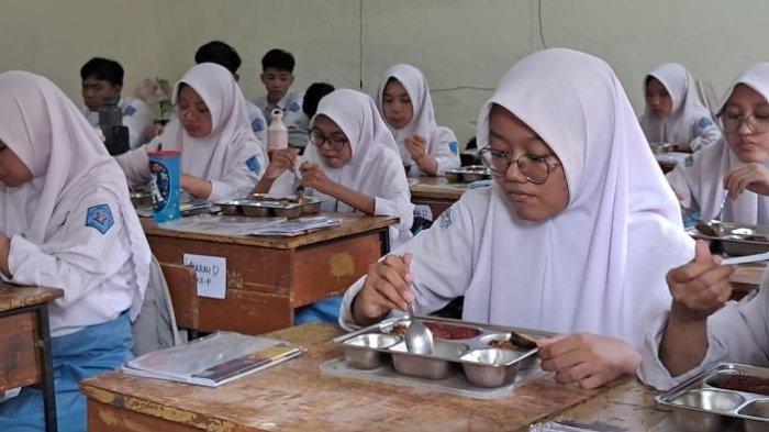 MAKAN BERGIZI GRATIS - Suasana di SMAN 10 Surabaya saat pelaksanaan Program Makan Bergizi Gratis (MBG), Senin (10/2/2025). Aktivitas ini dipantau langsung oleh Wakil Presiden Republik Indonesia, Gibran Rakabuming Raka.