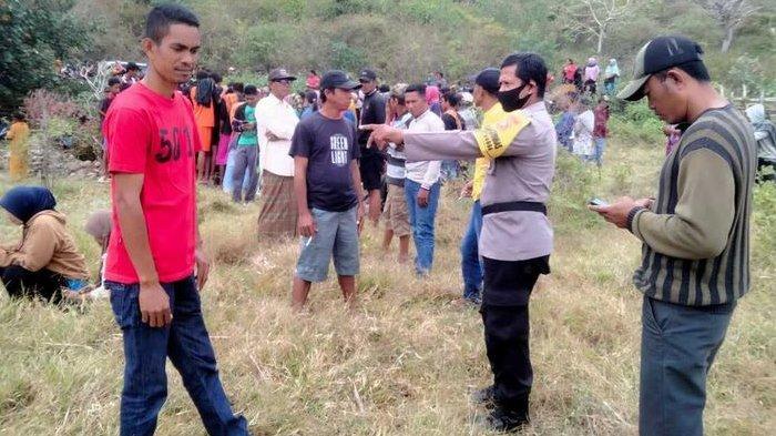 Suasana disekitar makam warga yang dibongkar