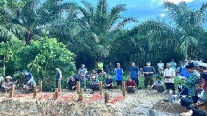 Suasana pemakaman korban satu keluarga di Desa Babulu Laut, Kecamatan Babulu