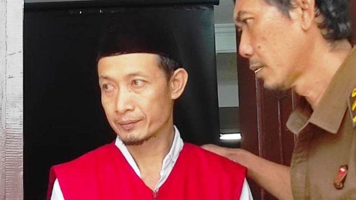 Suntoro (40), warga Desa Gosari Kecamatan Ujungpangkah, tega menodai gadis 15 tahun di desanya. Modusnya, pura-pura menumpang mengecas telepon seluler (Ponsel) di rumah korban.
