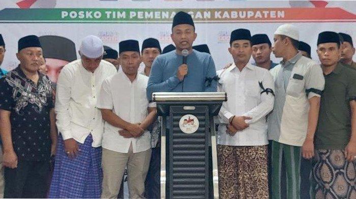 Surya Noviantoro, Ketua Tim Pemenangan Jimat Sakteh (tengah) menjelaskan status korban, Minggu malam