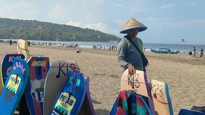 Sutiman, pedagang penyewa jasa selancar di Pantai Barat Pangandaran
