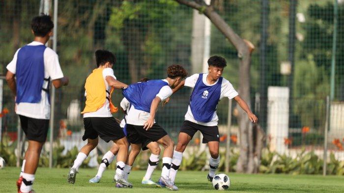Pemain TC seleksi Timnas Indonesia U-17 mulai menjalani latihan di lapangan , Kamis (13/7/2023). Timnas U-17 yang akan mengikuti Piala Dunia U-17 2023 itu dijadwalkan akan menjalani laga uji coba melawan Barcelona bulan depan