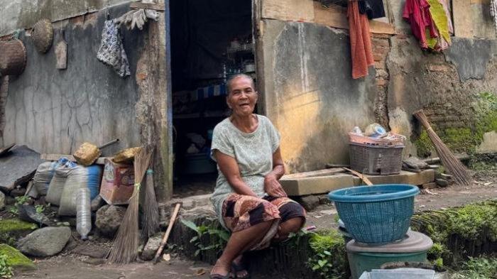 TETAP TANGGUH - Mbah Yem di kediamannya di Pare, Kediri, Kamis (7/2/2025). Di usia 66 tahun, Mbah Yem tetap tangguh meski hidup sendiri di tengah perkebunan yang lumayan jauh dari pemukiman warga.