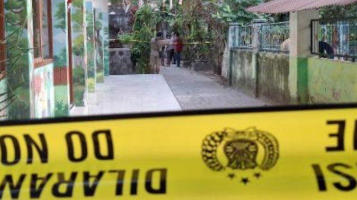 TKP dugaan pembunuhan dua anak oleh ibunya di Manisrenggo Kota Kediri dipasang garis polisi, Selasa (3/9/2024).