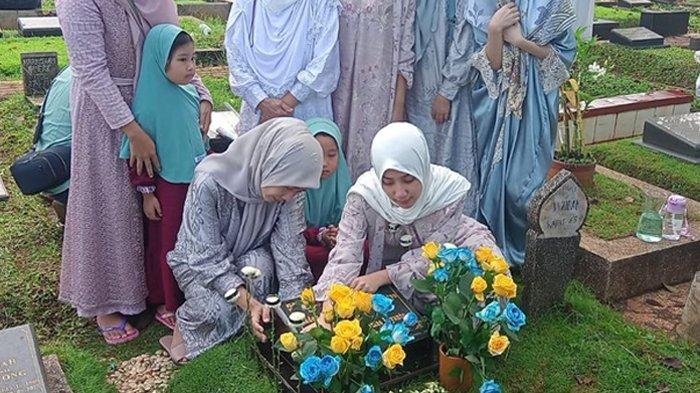 Tamara Tyasmara menangis ziarah ke makam Dante di momen lebaran 1