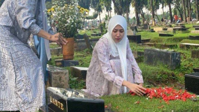 Tamara Tyasmara menangis ziarah ke makam Dante di momen lebaran
