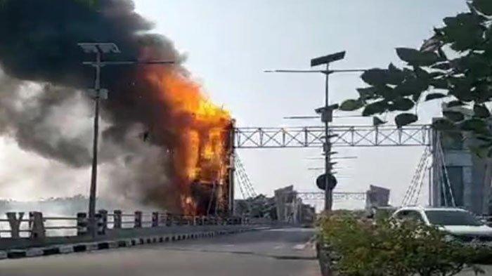 Tampak dari dekat jembatan Brawijaya Kota Kediri terbakar ternyata bagian ornamen
