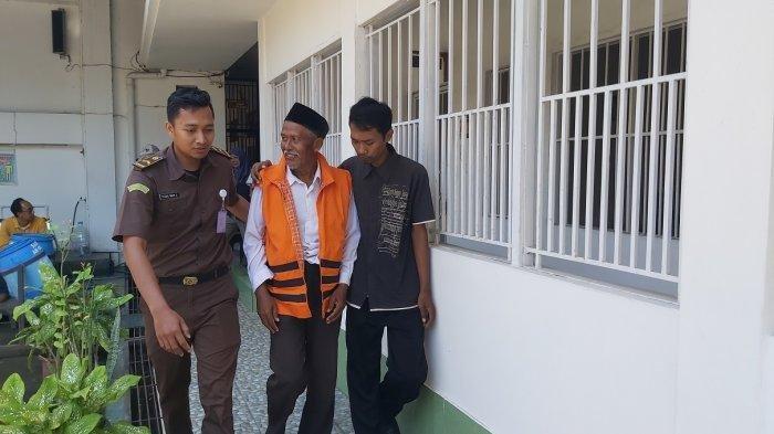 Terdakwa ZA (70) yang dilaporkan oleh anaknya KT (40) terkait kasus KDRT di Pengadilan Negeri (PN)