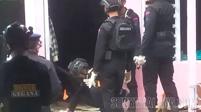 GEGANA POLDA JATIM - Teror bom menyasar rumah Husairi, Ketua Kelompok Penyelenggara Pemungutan Suara (KPPS) Tempat Pemungutan Suara (TPS) 06, Dusun Timur, Desa Nyalabu Daja Kecamatan Pamekasan, Madura, Senin (19/2/2024) sekitar pukul 03.45 WIB.