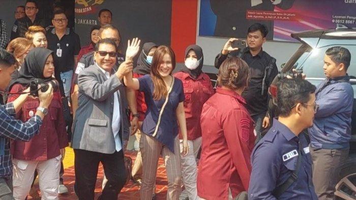 Terpidana Kasus Kopi Sianida Jessica Kumala Wongso keluar dari Lapas Pondok Bambu Jakarta Timur usai selesai menjalani masa tahanan, Minggu (18/8/2024).
