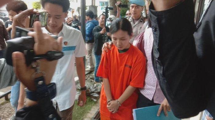 Tersangka penganiaya anak selebgram, IPS alias Indah (27), saat digelandang di Polresta Malang Kota, Sabtu (30/3/2024).