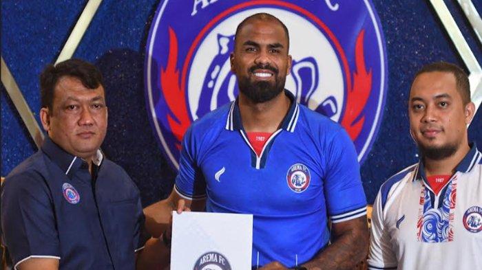 Pesepakbola, Thales Natanael Lira de Matos didampingi (tengah) didampingi Manajer Tim sepakbola Arema FC, Wiebie Dwi Andriyas (kiri), Manajer Bisnis Arema FC, Munif Bagaskara Wakid (kanan) saat diperkenalkan kepada awak media dalam rilis pemain asing baru tim sepakbola Arema FC di kantor Arema FC, Kota Malang, Jawa Timur, Senin (1/7/2024).