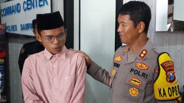 UJARAN KEBENCIAN : TikToker asal Desa Lar Lar, Kecamatan Banyuates, Kabupaten Sampang, Madura, Abdullah (kemeja pink) atau biasa dikenal Dullo saat berada di Mapolres Sampang. Dullo diamankan akibat dugaan ujaran kebencian, Selasa (18/2/2025).