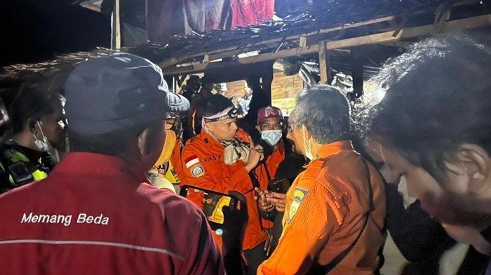 Tim SAR dalam operasi penyelamatan pendaki Gunung Marapi yang terjebak di tengah erupsi