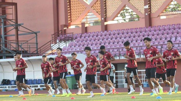 Timnas Indonesia U-19 latihan di Lapangan Thor, Surabaya, Selasa (16/7/2024).