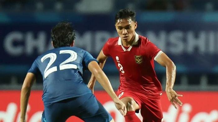 Aksi gelandang Timnas Indonesia U-23 Arkhan Fikri saat menghadapi Thailand di semifinal Piala AFF U-23 2023.