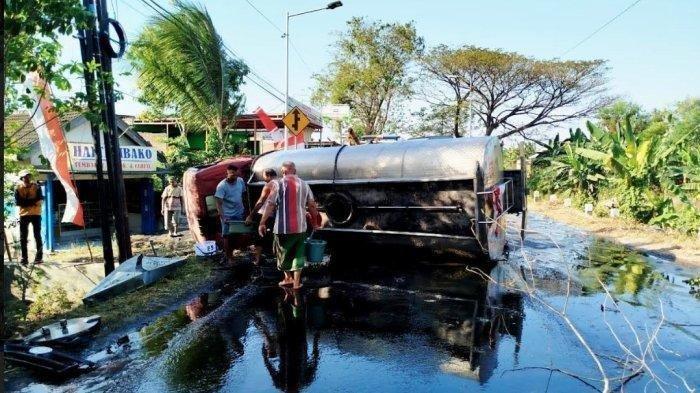 Truk tangki muatan minyak goreng terguling di Jalan raya Canggu, Mojokerto