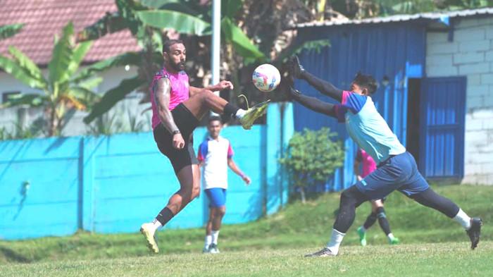 AREMA FC VS RANS - Duel Striker Arema FC Dalberto dengan kiper Rans Nusantara FC saat kedua tim menjalani latihan bersama di lapangan ARG Soccer Field Lawang pada Sabtu (19/7/2025). Dalam pertandingan ini, Arema FC menang dengan skor telak 7-1. 