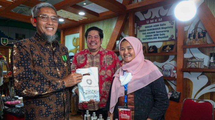 Sekda Provinsi Jawa Tengah, Sumarno dan salah satu pelaku UMKM binaan