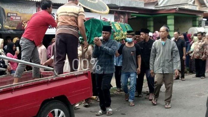 Upacara pemakaman santri korban pengeroyokan, MAR, di Dusun Sentul, Desa Pandanarum, Kecamatan Sutojayan, Kabupaten Blitar, Minggu (7/1/2024)