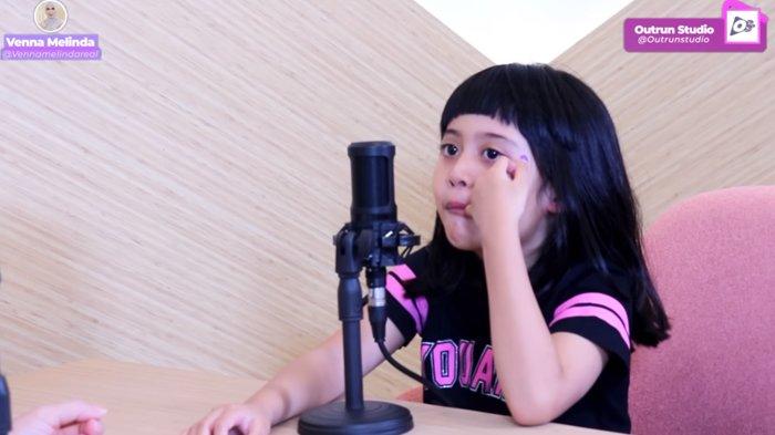 Vania Athabina saat ngobrol dengan Venna Melinda