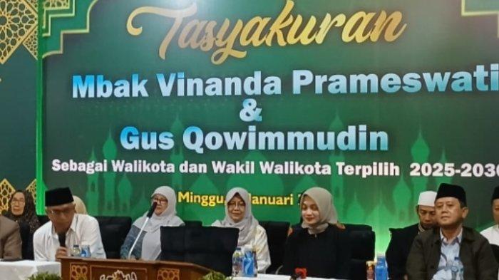 Gus Qowim menyampaikan pidato di acara resmi