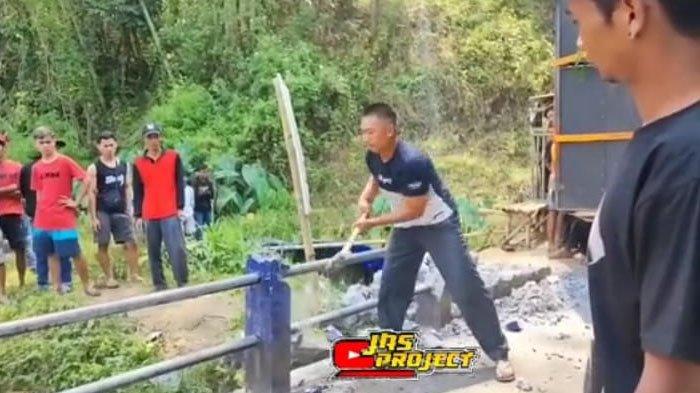 Viral Aksi Runtuhkan Pagar Jembatan Demi Parade Truk Sound Lewat
