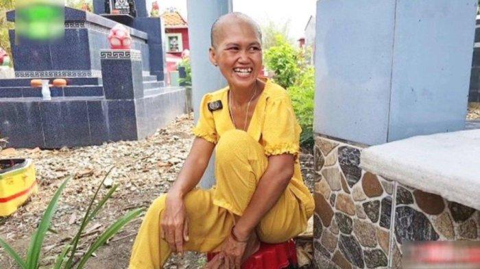Viral Wanita Tinggal di Kuburan Demi Tidur di Samping Suami yang Sudah Wafat, Bangun Gubuk Sendiri