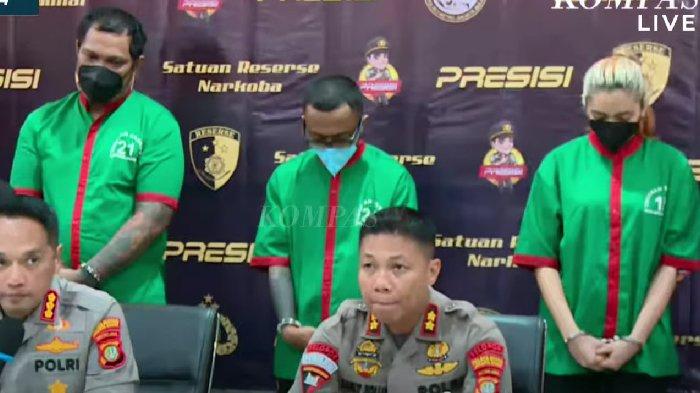 Virgoun dan tiga tersangka lain dihadirkan dalam jumpa pers kasus narkoba