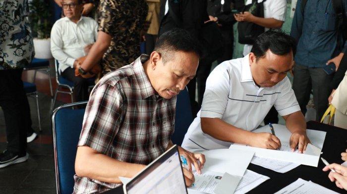 Wahyu Hidayat dan Ali Muthohirin mengisi formulir tes kesehatan di Gedung Sasana Bhakti Kementerian Dalam Negeri (Kemendagri), Minggu (16/2/2025).