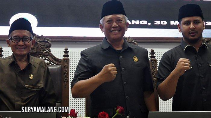 Wakil Ketua 1 DPRD Kota Malang Abdurrochman (kiri), Wakil Ketua 2 DPRD Kota Malang Asmualik (tengah), Wakil Ketua 3 DPRD Kota Malang Rimzah (kanan) berfoto bersama usai rapat Paripurna DPRD Kota Malang Penyampaian Penjelasan Walikota Terhadap Ranperda Pertanggungjawaban Pelaksanaan APBD Tahun Anggaran 2023 di ruang rapat Paripurna DPRD Kota Malang, Kamis (30/5/2024).