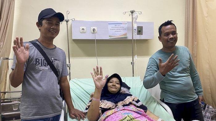 Warsilah (kiri) dan Nuraeni (tengah) orang tua dari 5 bayi kembar berfoto bersama saudaranya (kanan)