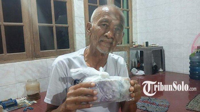 Widodo, warga Jagalan Solo yang menemukan uang segepok di dalam kantong plastik, Selasa (4/7/2023).