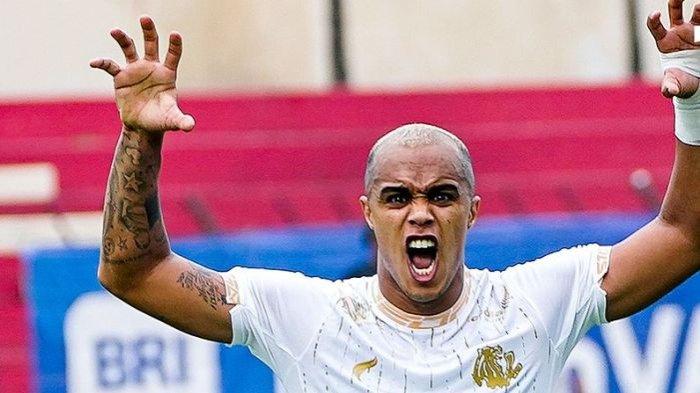 Selebrasi pemain Arema FC Wiliam Marcilio usai menjebol gawang Barito Putera di Stadion Sultan Agung, Jumat (1/11/2024).