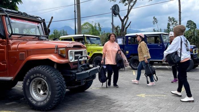 Wisatawan di kawasan Balai Besar Taman Nasional Bromo Tengger Semeru (BB TNBTS), Desa Gubugklakah, Kabupaten Malang, Senin (4/11/2024).