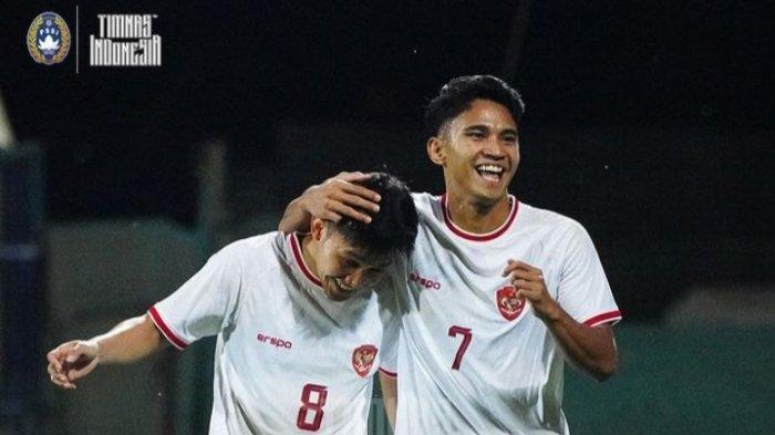 Witan Sulaeman dan Marselino Ferdinan dalam laga uji coba Timnas Indonesia U-24 vs Uni Emirat Arab, jelang Piala Asia U-23 2024.