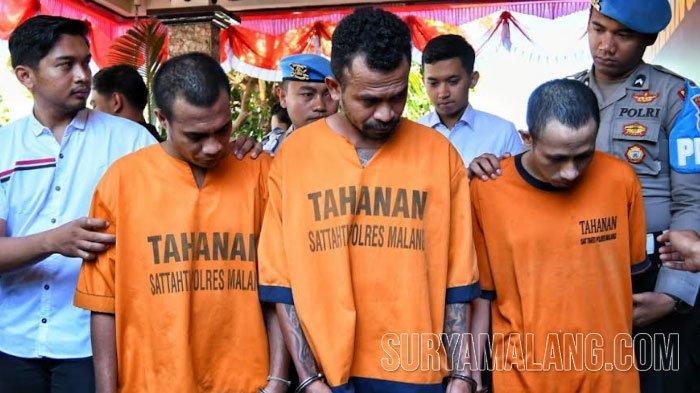 AKIBAT MIRAS - Yeremias Sigibertus Maya alias Yeri (30) (kiri), Jonio Fernandes alias Jofer (34) (tengah), Remigius Mario Bere Seran alias Rendi (23) (kanan), tersangka pembunuh Krisnael Murri (23), mahasiswa Universitas Tribuana Tunggadewi Malang asal Nusa Tenggara Timur (NTT). 
Krisnael Murri dikeroyok di Kedai Kampung Kopi Café Komend, Desa Tegalgondo Kecamatan Karangploso, Kabupaten Malang, Sabtu 24 Juni 2023.
